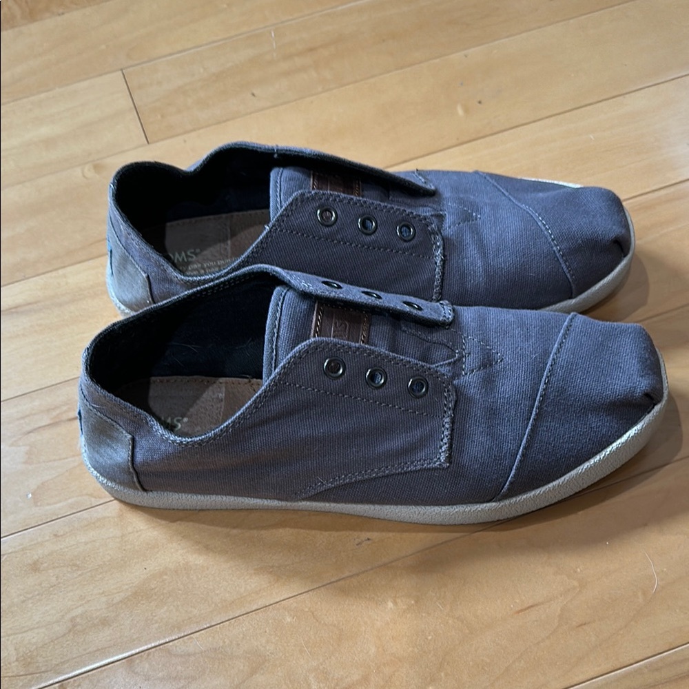 TOMS Men's Gray Casual Shoes - Picture 2 of 4